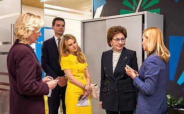 Галина Карелова и Инна Святенко посетили столичный Центр поддержки семей мобилизованных граждан