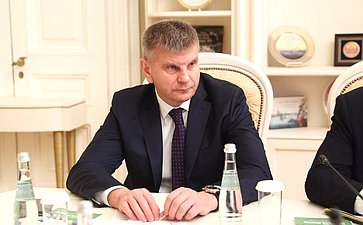 Геннадий Голов
