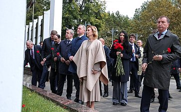 Сенаторы РФ возложили цветы к мемориалу Воину-освободителю в парке им. Ленинского комсомола в Махачкале (фото пресс-служба Министерства экономики и территориального развития Республики Дагестан)