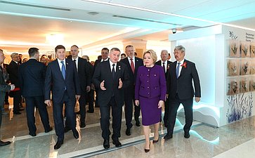 Валентина Матвиенко и Андрей Бочаров осмотрели выставку, посвященную перспективным направлениям развития Волгоградской области