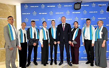 Виктор Шептий организовал свердловским школьникам и преподавателям экскурсию в Совете Федерации