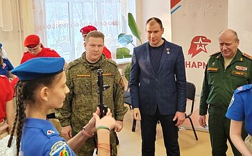 Дмитрий Перминов в ходе работы в регионе принял участие в торжественной церемонии посвящения в юнармейцы и познакомился с работой патриотической организации