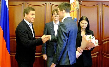 Сенаторы посетили социальные учреждения в городе Кирове и вручили памятные медали детям-героям
