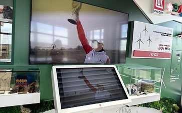 Елена Дягилева в ходе поездки в регион посетила Кольскую ветряную электростанцию