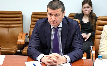 Совещание Комитета Совета Федерации по федеративному устройству, региональной политике, МСУ и делам Севера на тему «Совершенствование преференциальных режимов ДФО и Арктики для развития транспортно-логистической отрасли»