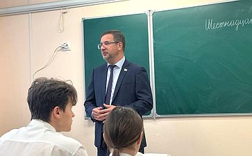 Николай Владимиров встретился с учениками и преподавателями в своей родной школе – СОШ № 31 города Чебоксары имени академика Святослава Федорова