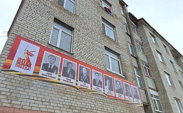 Денис Гусев принял участие в установке стенда памяти об участниках Великой Отечественной войны