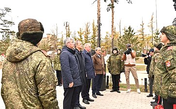 Сенаторы приняли участие в возложении цветов генерал-полковнику Бурлакову М.П., командующему западной группировкой войск, и Герою Советского Союза, генерал-майору Балдынову В.В