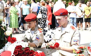 Ольга Бас в ходе поездки в регион посетила Луганский детский парк имени Щорса, возле Мемориала погибшим детям Луганщины, чтобы почтить их память