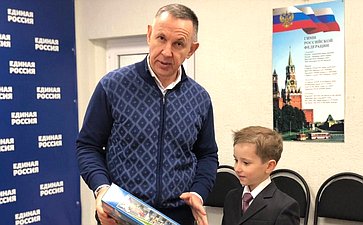 Олег Алексеев исполнил новогодние желания детей Саратовской области