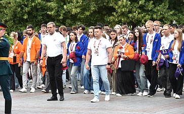 Участники «Поезда Памяти» возложили цветы к Могиле Неизвестного Солдата в Александровском саду и посетили Кремль