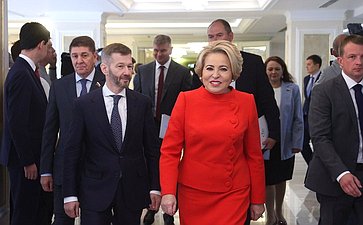 Валентина Матвиенко и Владислав Кузнецов осмотрели выставку, развернутую в Совете Федерации, которая посвящена истории, современности и перспективам развития Чукотского автономного округа