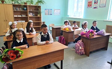 Денис Гусев в рамках работы в регионе побывал в поселковой школе-девятилетке