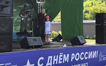 Александр Вайнберг выступил в Нижнем Новгороде с патриотическими авторскими песнями в День России