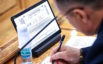 Сенаторы приняли участие в сдаче пробного Единого государственного экзамена