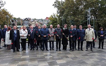 Сенаторы РФ возложили цветы к мемориалу Воину-освободителю в парке им. Ленинского комсомола в Махачкале (фото пресс-служба Министерства экономики и территориального развития Республики Дагестан)