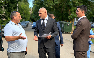 Роман Маслов совместно с главой Череповца Андреем Накрошаевым осмотрели ход благоустройства четырёх дворовых территорий