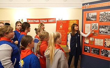 Екатерина Алтабаева в ходе поездки в регион приняла участие в открытии выставки «Пионерский наш отряд» в Музее героической обороны и освобождения Севастополя