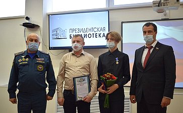 Эдуард Исаков наградил школьника из Югры памятной медалью «За проявленное мужество»