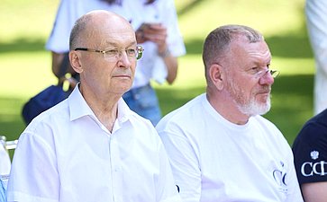 В День семьи, любви и верности во Владимирской области состоялось Всероссийская акция «День рождения семьи», в ходе которой сенаторы поздравили молодожёнов