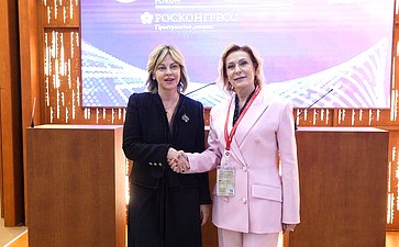 ПМЭФ’25. Подписание соглашений между Комиссией СФ по развитию креативных (творческих) индустрий и народных художественных промыслов в РФ, а также Советом по социальным инновациям СФ и Фондом содействия социальному развитию «Инносоциум»
