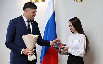 Владимир Пушкарёв наградил подростков из ЯНАО медалью Совета Федерации «За проявленное мужество»