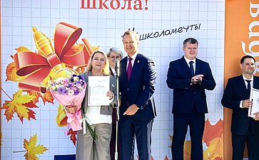 Первый заместитель Председателя Совета Федерации Андрей Яцкин поздравил учителей и учеников начальной школы № 5 города Азова с Днем знаний