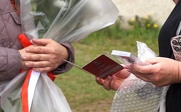 Лариса Мельник почтила память Героя России Владимира Чепы в Минусинске