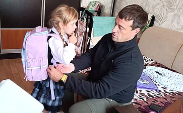 Эдуард Исаков в преддверии 1 сентября вручил рюкзаки и форму шестерым детям из малообеспеченных семей, а также школьницам, чей отец находится в зоне СВО