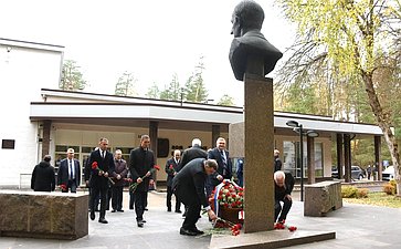 Сенаторы возложили цветы к памятнику испытателям отечественного ядерного оружия