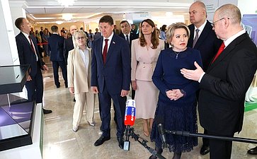 Валентина Матвиенко и Олег Мельниченко осмотрели выставку Пензенской области, развернутую в верхней палате парламента