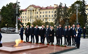 Участники заседания Межпарламентской комиссии СФ и Совета Республики Национального собрания Республики Беларусь по межрегиональному сотрудничеству возложили венок и цветы к монументу Победы в Минске