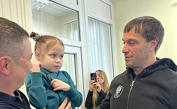 Эдуард Исаков встретился с девочкой, получившей четыре год назад, благодаря поддержке команды губернатора Югры, самый дорогой препарат в мире от СМА – золгенсма