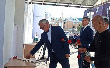 Баир Жамсуев в Агинской средней школе № 2 принял участие в митинге памяти Даримы Аликовой-Базаровой — выпускницы этой школы, работавшей учителем истории в Беслане