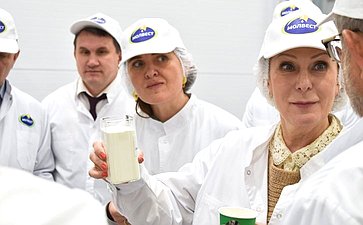 Инна Святенко и Юлия Лазуткина посетили производство сухих ингредиентов детского питания — филиал молочного комбината «Воронежский»