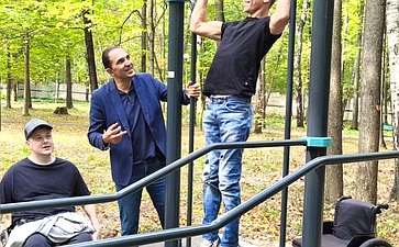Андрей Хапочкин выступил инициатором проекта создания инклюзивной спортивной площадки для раненых бойцов, проходящих лечение в госпитале им. Н. Н. Бурденко