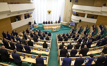 Сенаторы слушают гимн России перед началом 479-го заседания Совета Федерации
