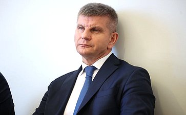 Геннадий Голов