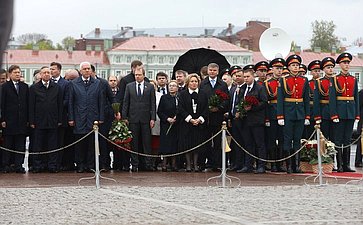Церемония возложения цветов к памятнику Петру Первому на Сенатской площади