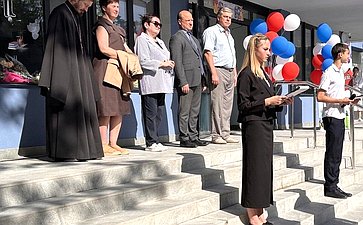 Лариса Мельник, поздравила севастопольских выпускников с последним звонком