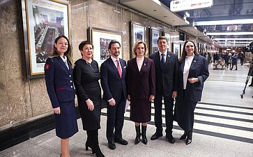 Заместитель Председателя СФ Инна Святенко открыла фотовыставку «30 лет Совету Федерации» на станции метро «Выставочная»