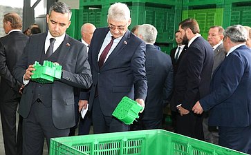 Члены Комитета СФ посетили сельскохозяйственные предприятия –тепличный комплекс и компанию, специализирующуюся на выращивании яблок