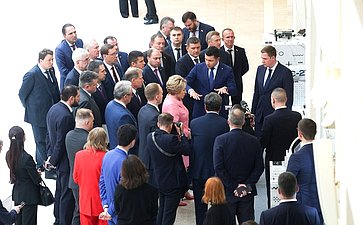 Валентина Матвиенко и Министр промышленности и торговли РФ Антон Алиханов ознакомились с выставкой, посвященной передовым разработкам отечественной промышленности