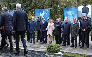 Сенаторы РФ возложили цветы к мемориалу Воину-освободителю в парке им. Ленинского комсомола в Махачкале (фото пресс-служба Министерства экономики и территориального развития Республики Дагестан)