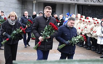 В ходе мероприятия участники возложили цветы к танку «КВ-1», почтили минутой молчания память погибших героев-освободителей