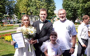 В День семьи, любви и верности во Владимирской области состоялось Всероссийская акция «День рождения семьи», в ходе которой сенаторы поздравили молодожёнов