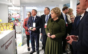 Участники VIII Парламентского форума «Историко-культурное наследие России» посетили выставку, где были представлены работы ярославских мастеров по финифти и майолике