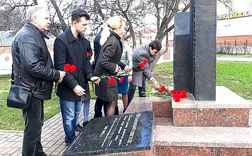 Возложение цветов к мемориалу в Смоленске