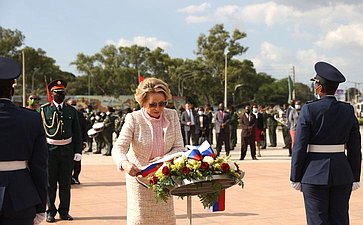 Валентина Матвиенко приняла участие в церемонии возложения венка к монументу Героям Мозамбика