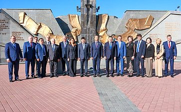 Делегация Совета Федерации приняла участие в возложении цветов к мемориальному комплексу погибших воинов и героев Великой Отечественной войны «Победа»